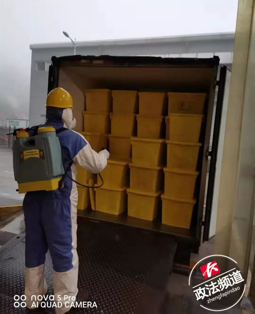 車間入口處全副武裝的工作人員對(duì)醫(yī)療廢物收運(yùn)車進(jìn)行消毒